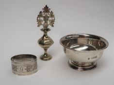 A late Victorian silver pedestal bowl, London, 1898, together with a silver napkin ring,