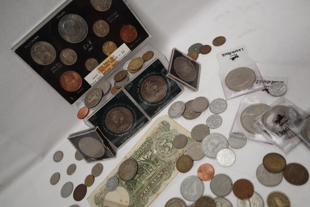 An Elizabeth II 1965 coin set together with a collection of crowns and world coins - Image 2 of 3
