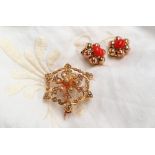 A 15ct gold star shaped brooch set with pearls approximately 6.