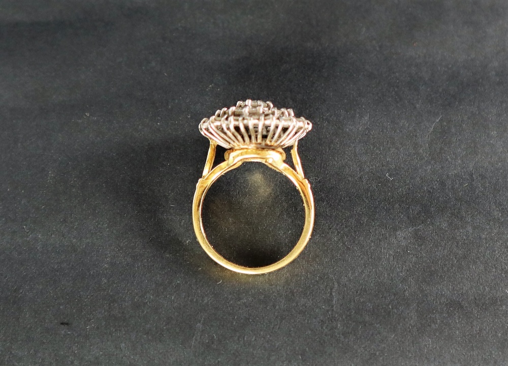 A diamond cluster ring, - Image 3 of 3