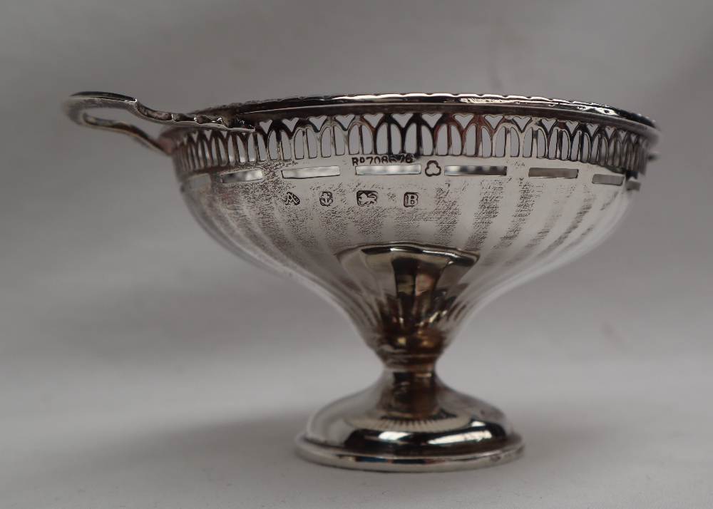 A George V silver twin handled pedestal dish, London, 1926, together with silver sugar nips, - Image 8 of 8