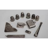 A George V silver vesta case, Birmingham, 1911, together with silver thimbles,