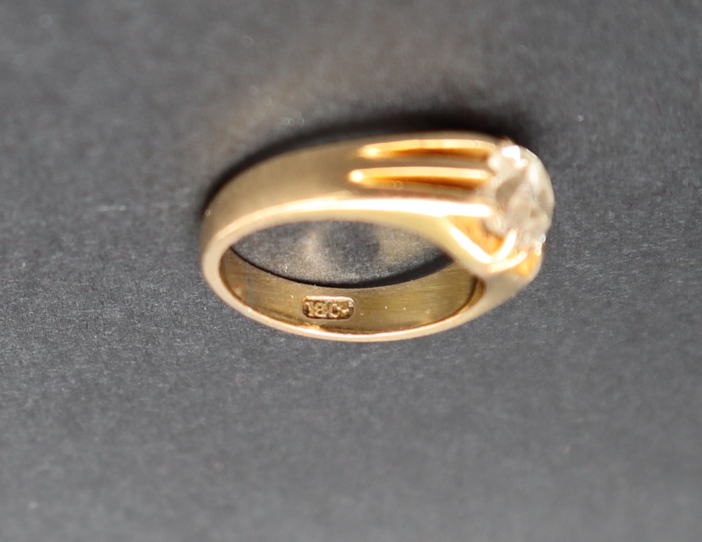 An 18ct yellow gold diamond set signet ring, - Image 5 of 5