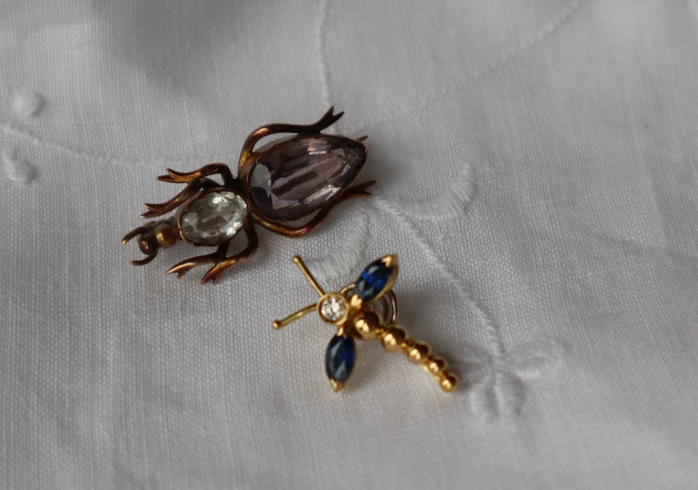 An 18ct yellow gold sapphire and diamond insect pendant set with two pointed oval sapphire wings - Image 3 of 3