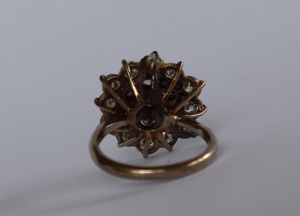 A diamond cluster ring, - Image 4 of 5