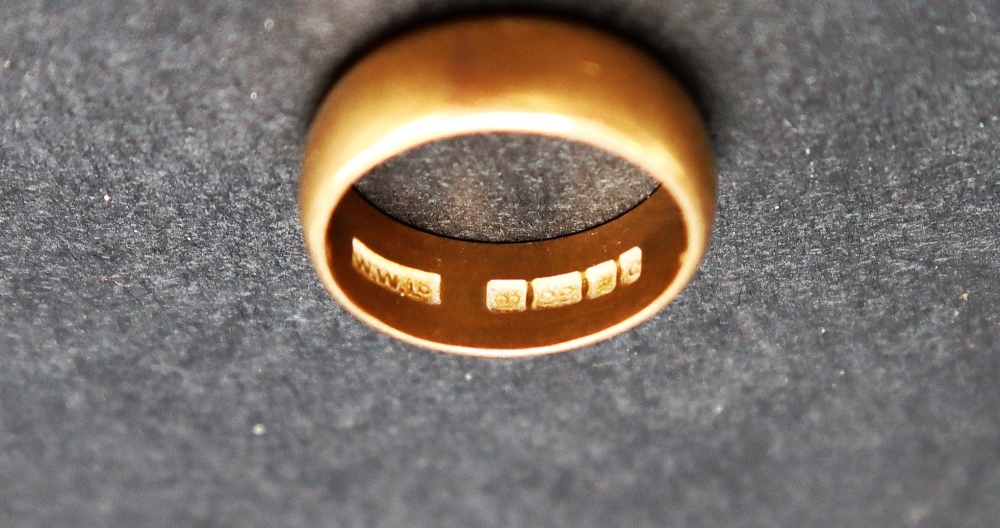 A 22ct yellow gold wedding band, approximately 8. - Image 2 of 2