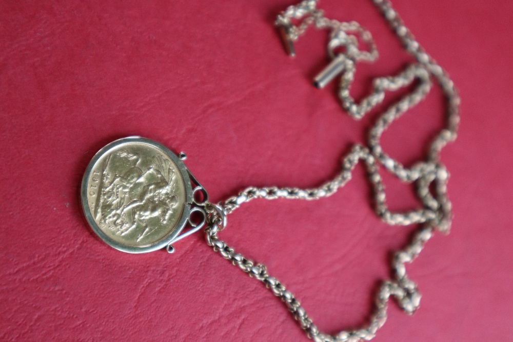 An Edward VII gold sovereign dated 1910, in a 9ct gold mount, on a 9ct gold rope twist chain,
