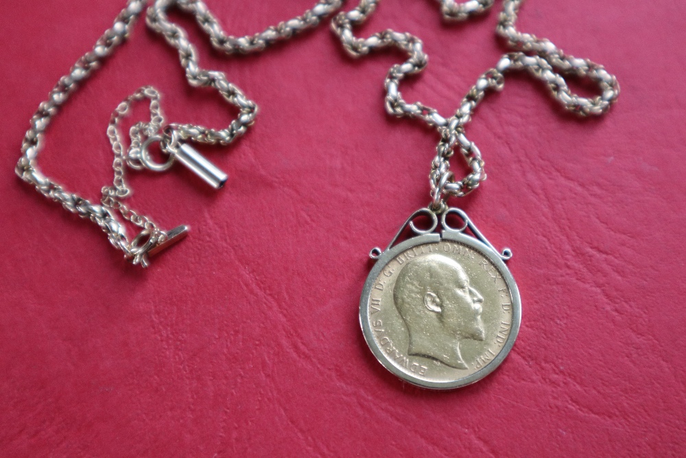 An Edward VII gold sovereign dated 1910, in a 9ct gold mount, on a 9ct gold rope twist chain, - Image 2 of 2