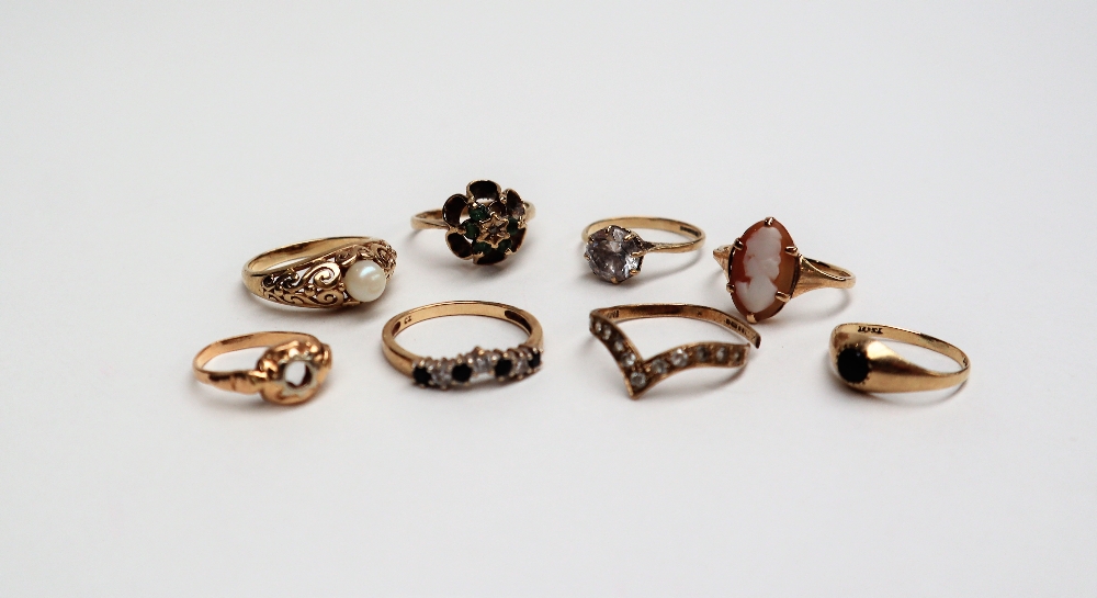 A 9ct yellow gold pearl set ring together with a collection of 9ct gold rings