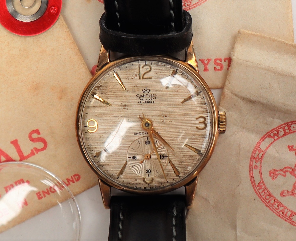 A gentleman's 9ct yellow gold Smiths Deluxe wristwatch with a seconds subsidiary dial on a leather - Image 2 of 4