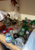 A large glass dumpy weight together with a collection of dumpy weights and other paperweights,
