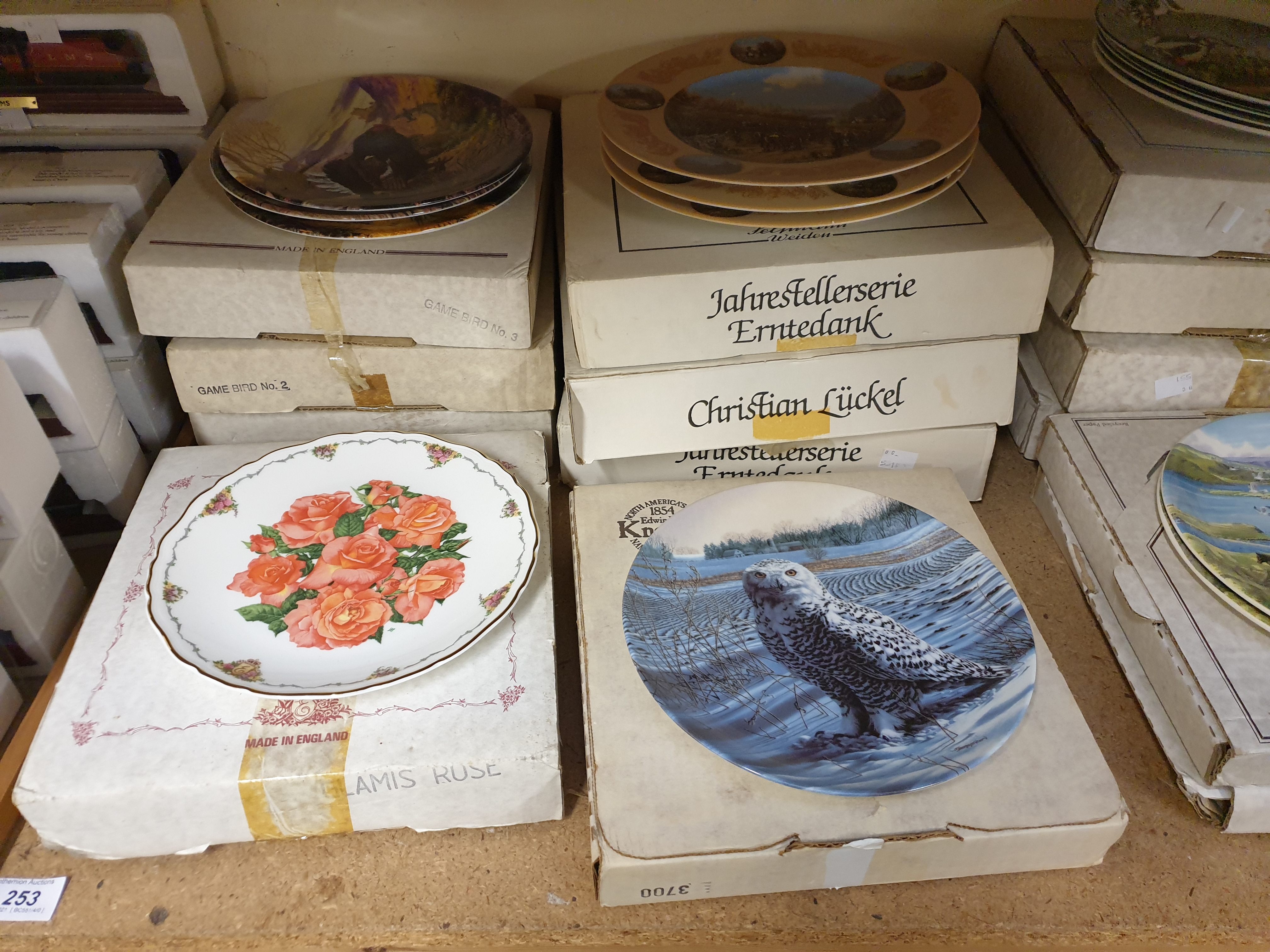 A large collection of collectors plates with boxes including Wedgwood, Limoges, Coalport, - Image 2 of 7