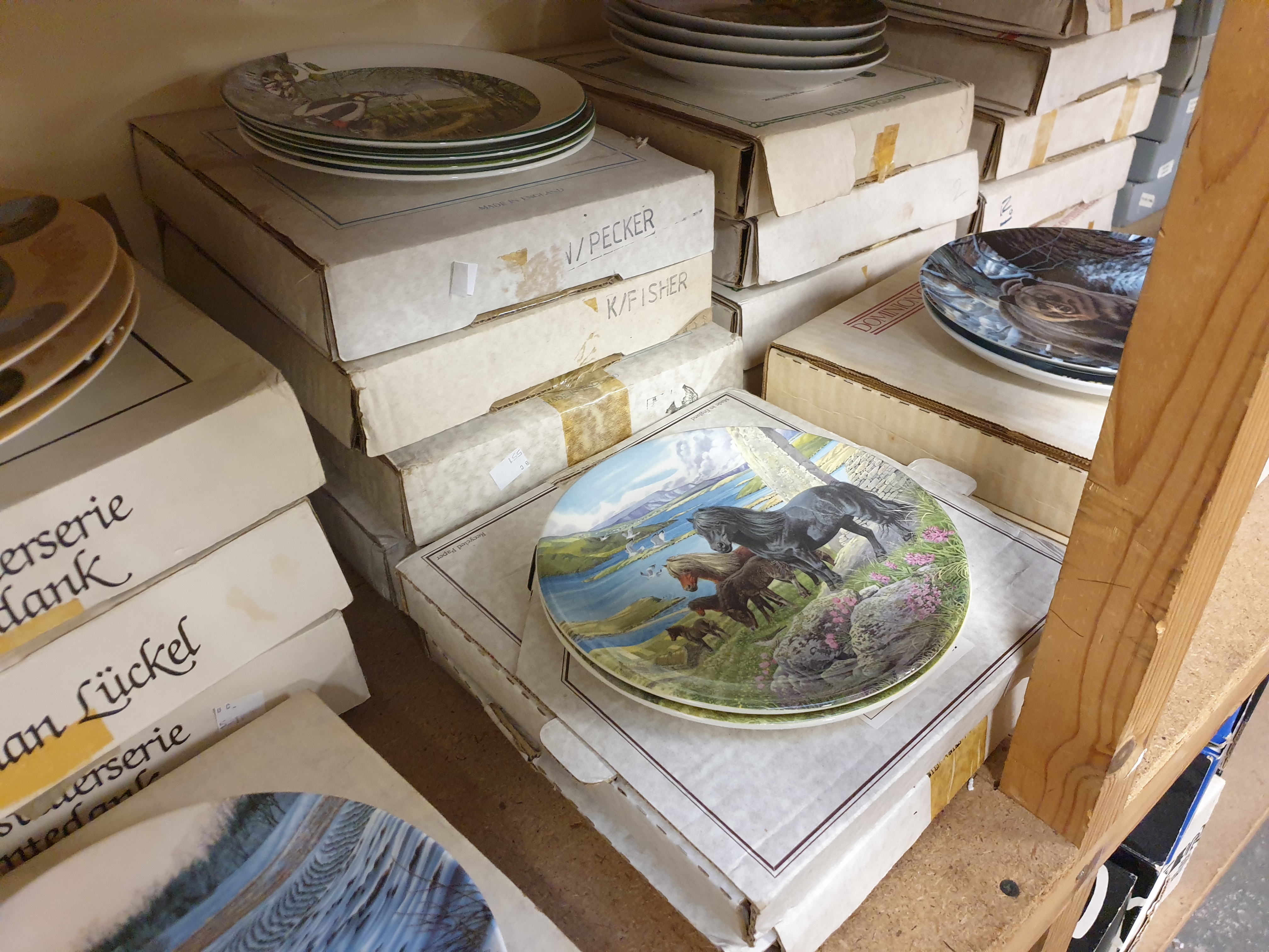 A large collection of collectors plates with boxes including Wedgwood, Limoges, Coalport, - Image 7 of 7