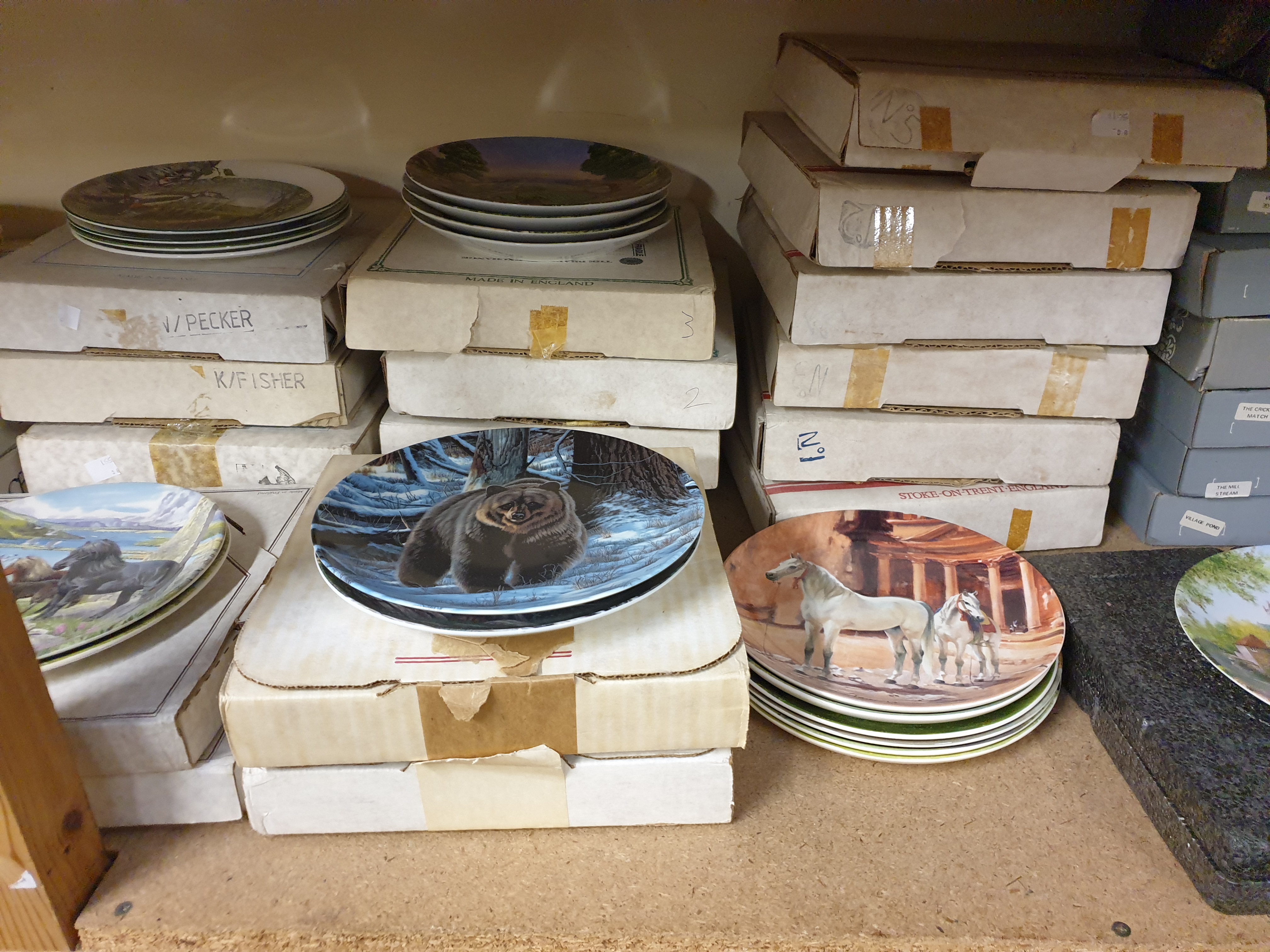 A large collection of collectors plates with boxes including Wedgwood, Limoges, Coalport, - Image 4 of 7