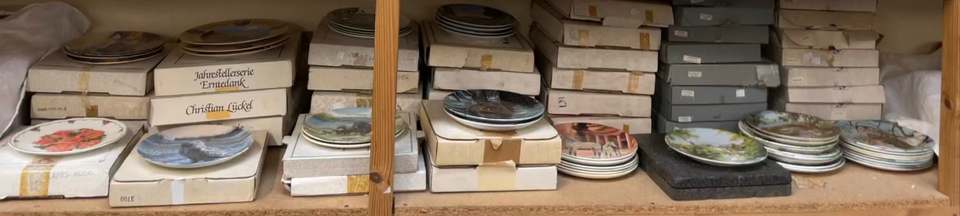 A large collection of collectors plates with boxes including Wedgwood, Limoges, Coalport,