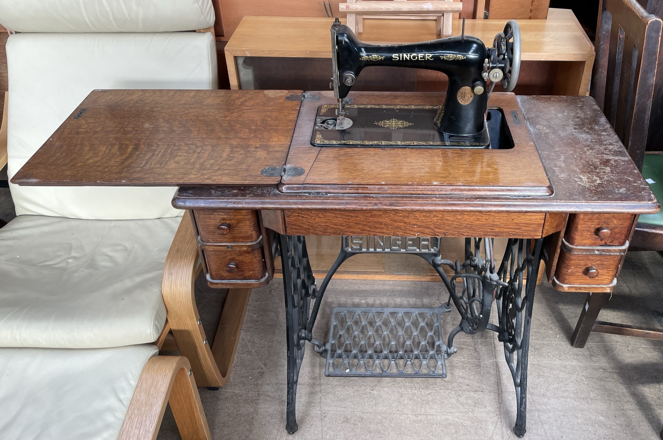 A Singer sewing machine table with cast iron base together with a bookcase and a table top easel - Bild 2 aus 2