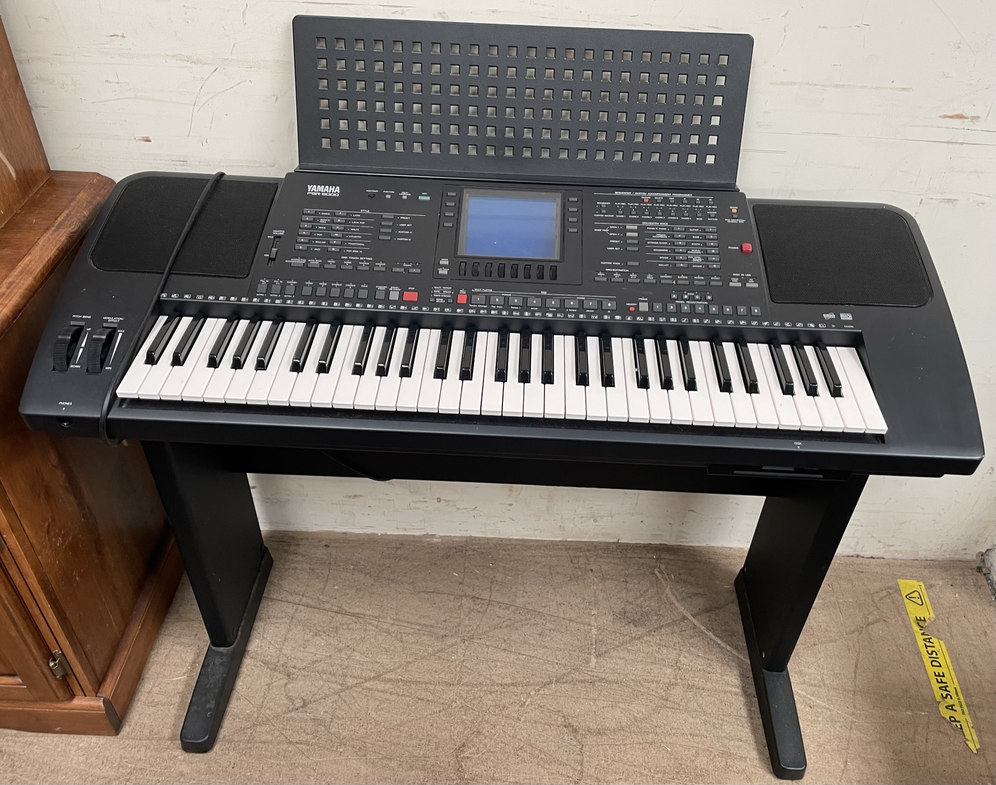 A Yamaha PSR-6000 electric piano (sold as seen,