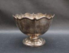 An Edward VII silver pedestal bowl, with a lobed body on a spreading foot, Birmingham, 1907,