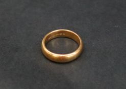 A 22ct yellow gold wedding band, size O,