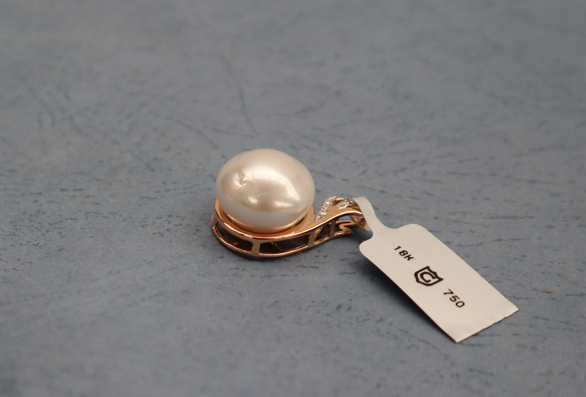 Gemporia - A South Sea Cultured Pearl and Diamond 18k gold pendant, metal 2. - Image 2 of 5