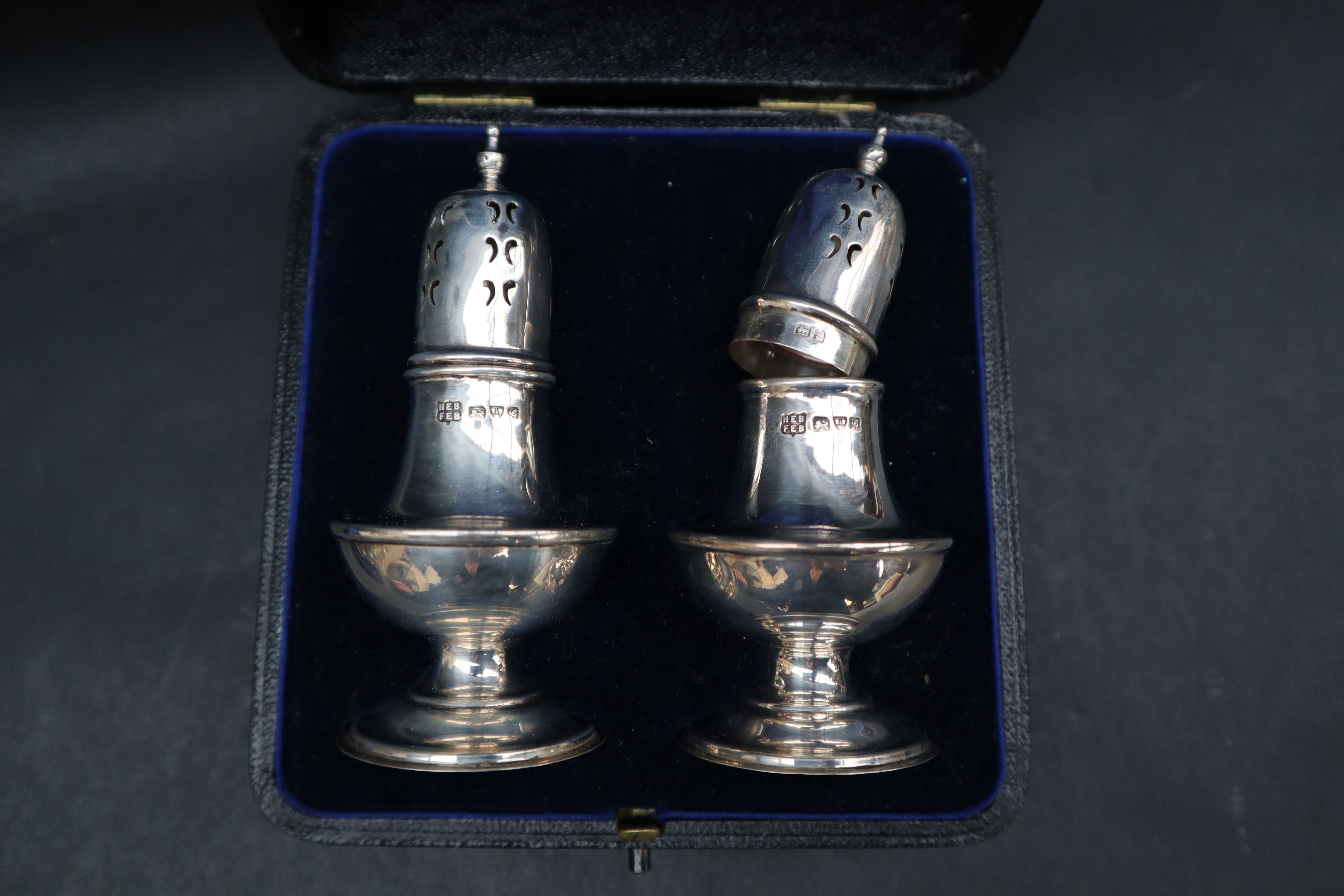 A pair of late Victorian silver sugar nips with shell bowls, London, 1900, - Image 2 of 3