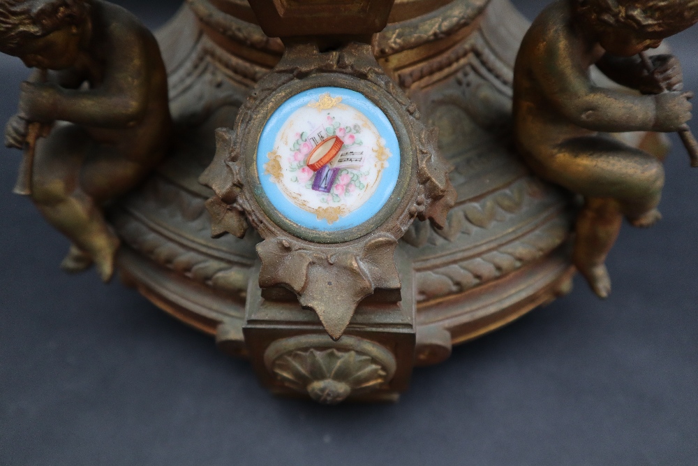 A 19th century French ormolu mantle clock, mounted with cherubs, - Image 3 of 8