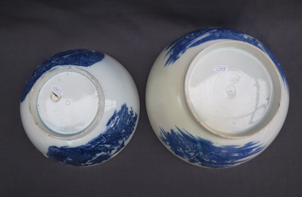 A Swansea pottery blue and white bowl, decorated with oriental figures fishing, - Image 4 of 6