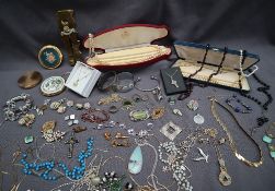 Assorted costume jewellery, including faux pearls, bracelets, necklaces, compacts,