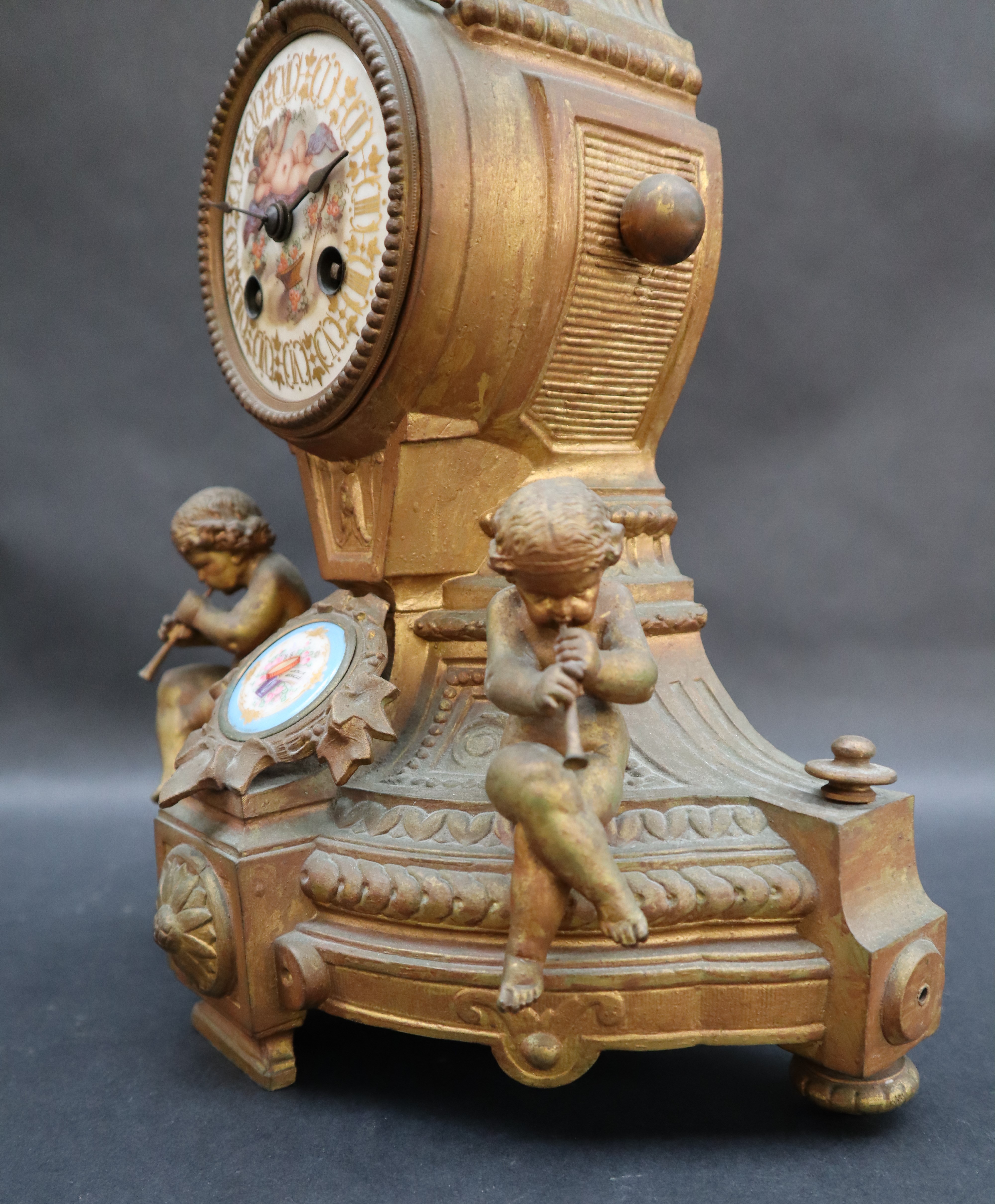 A 19th century French ormolu mantle clock, mounted with cherubs, - Image 4 of 8