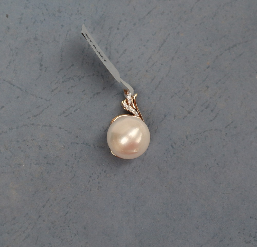 Gemporia - A South Sea Cultured Pearl and Diamond 18k gold pendant, metal 2.