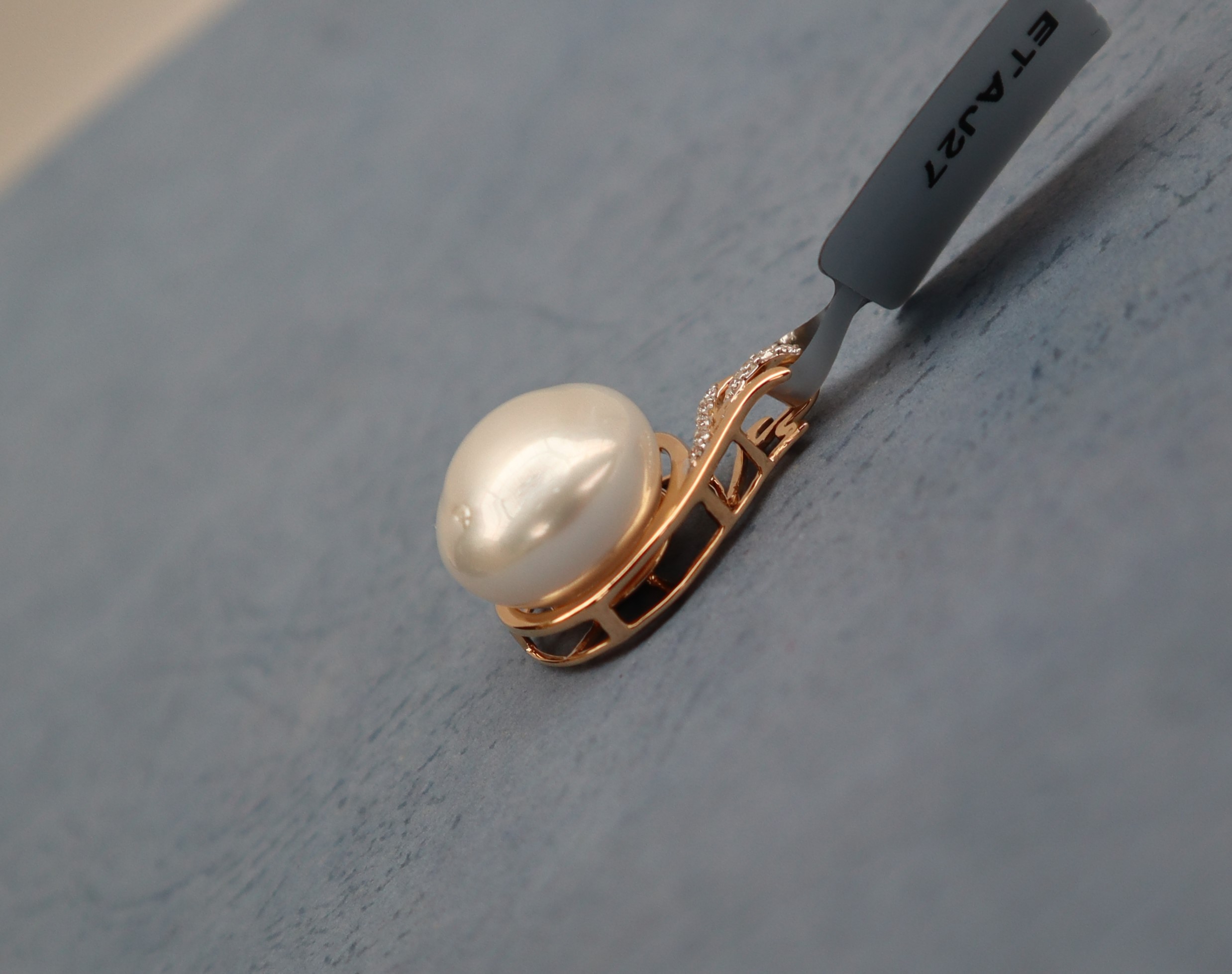 Gemporia - A South Sea Cultured Pearl and Diamond 18k gold pendant, metal 2. - Image 3 of 5