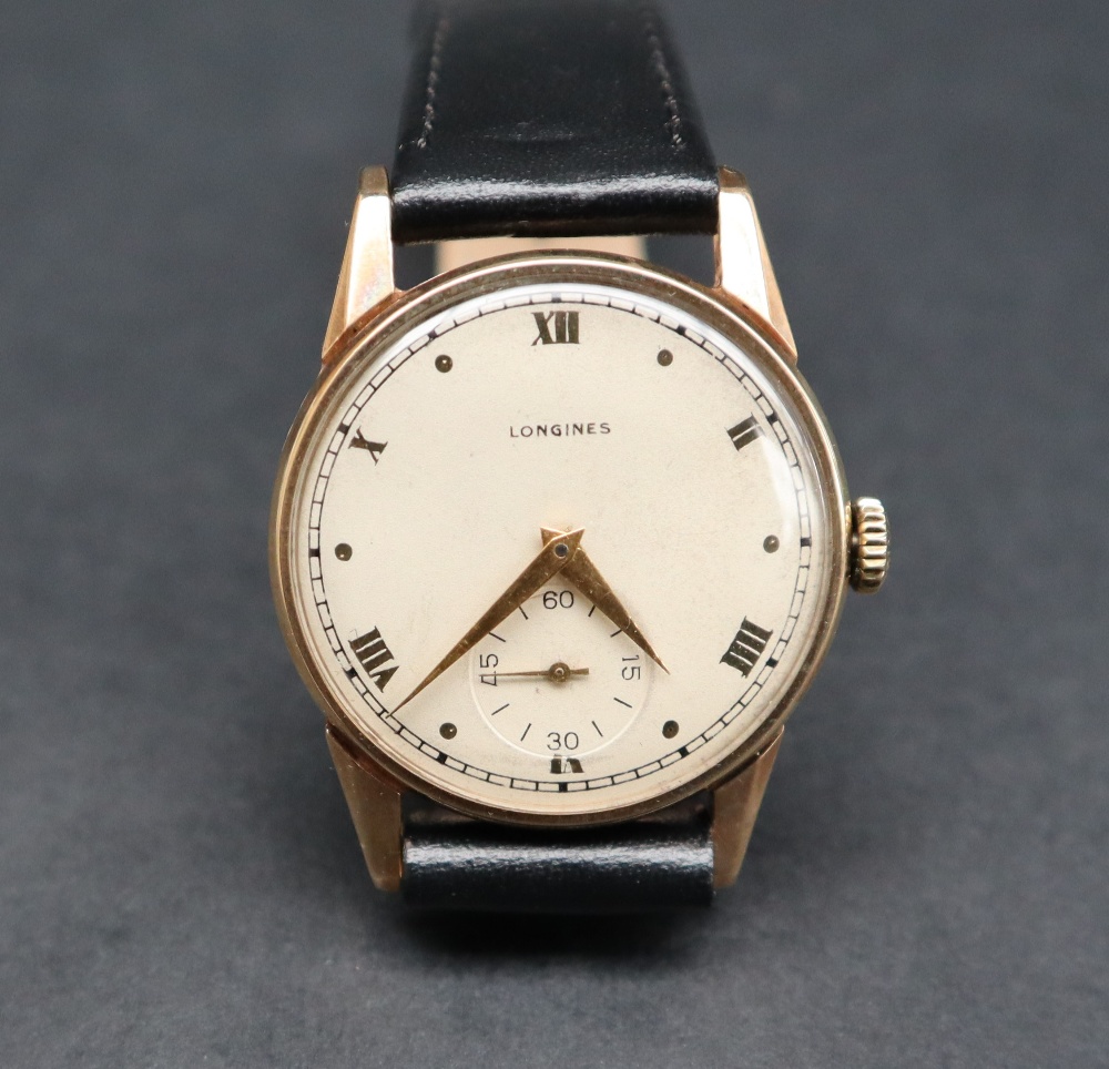 A gentleman's 9ct gold wristwatch with a silvered dial Roman numerals and dot markers with a