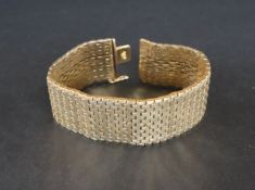 *** Unfortunately this lot has been withdrawn from sale*** An 18ct yellow gold bracelet,