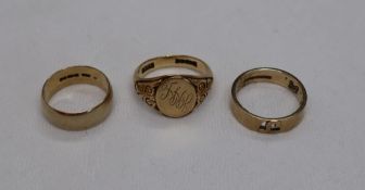 A 9ct gold signet ring, the shield engraved with initials, size O,