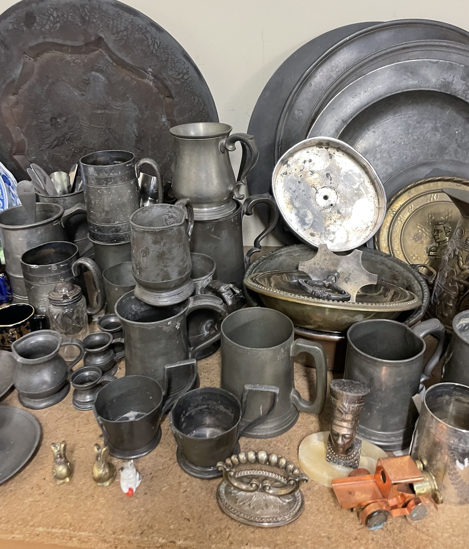A collection of Pewter chargers, pewter tankards, electroplated wares, commemorative wares, - Image 4 of 4