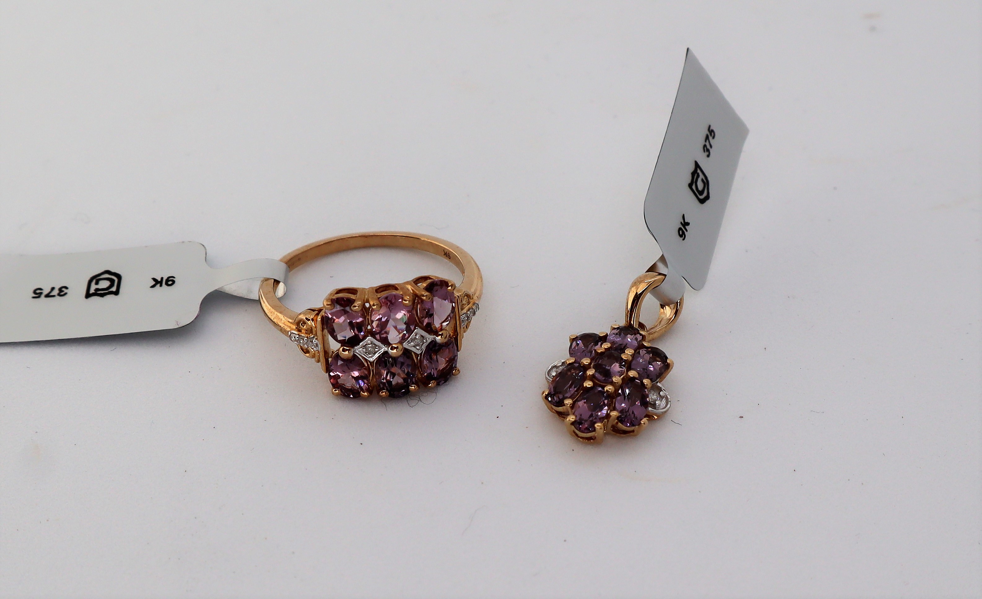 Gemporia - A Mahenge purple spinel and diamond 9k gold ring, size P to Q,