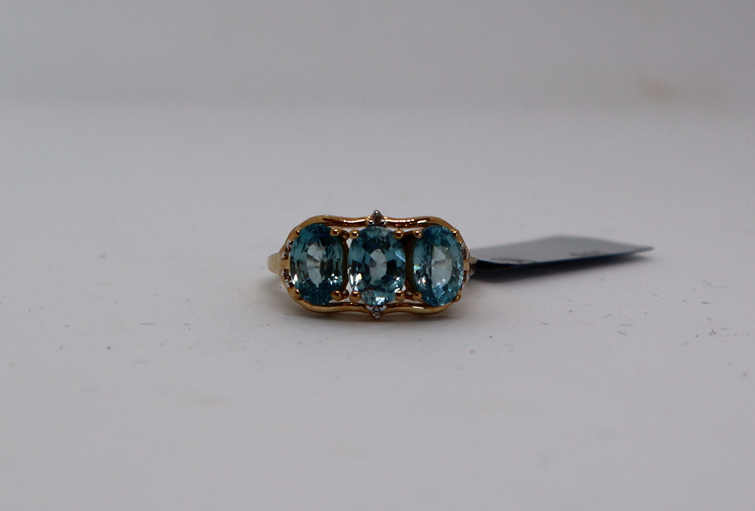 Gemporia - A Ratanakiri blue and white zircon 9k gold ring,