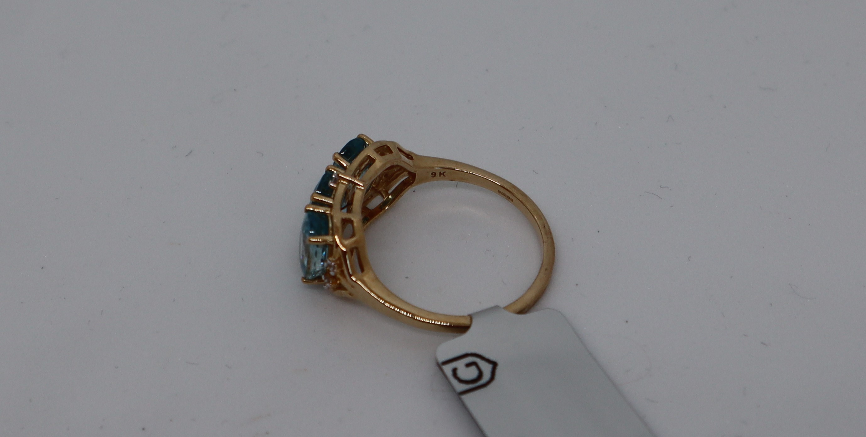 Gemporia - A Ratanakiri blue and white zircon 9k gold ring, - Image 5 of 6
