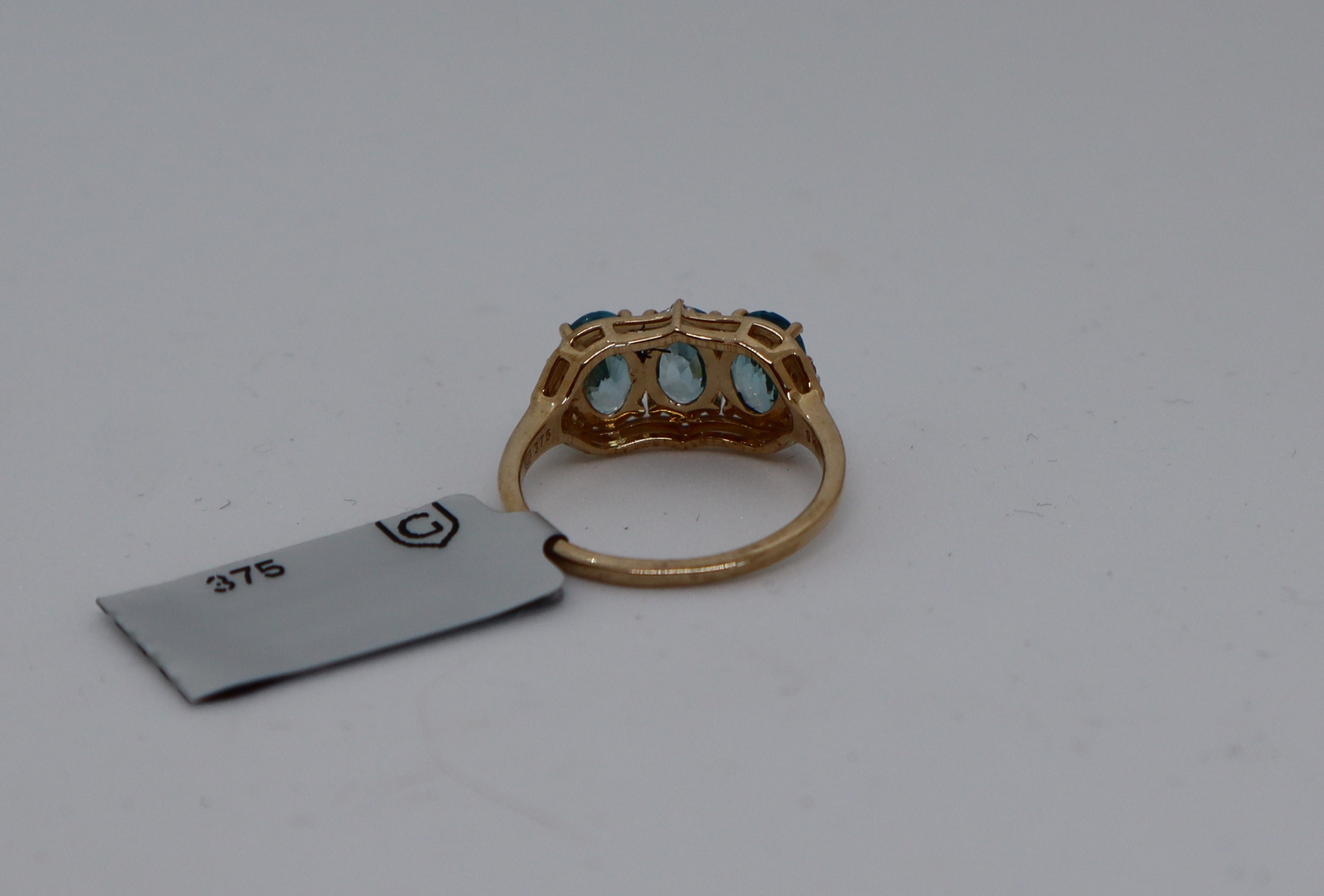 Gemporia - A Ratanakiri blue and white zircon 9k gold ring, - Image 4 of 6