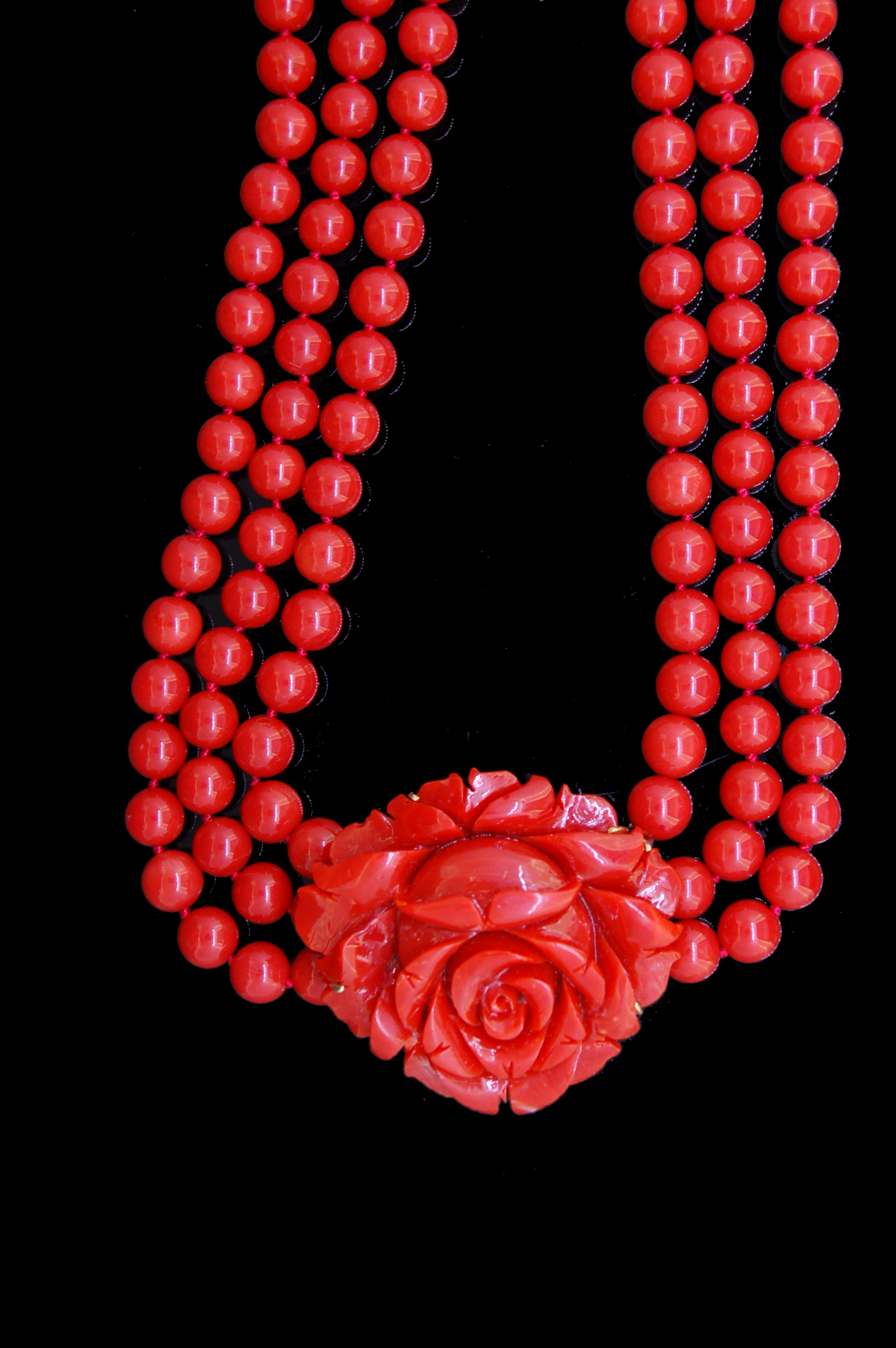 VAN CLEEF & ARPELS, IMPORTANT CARVED CORAL AND CORAL NECKLACE - Image 2 of 2