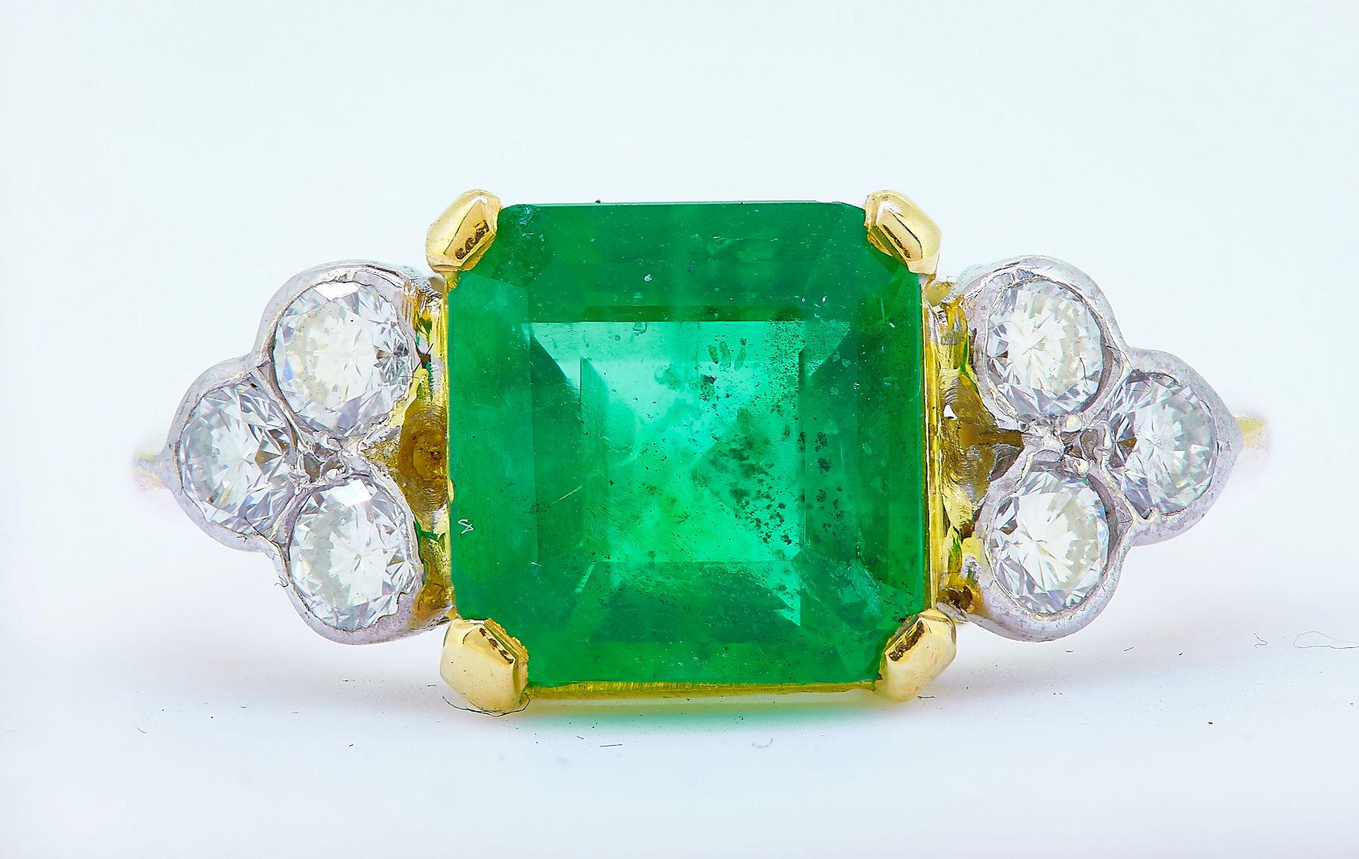 EMERALD AND DIAMOND RING.