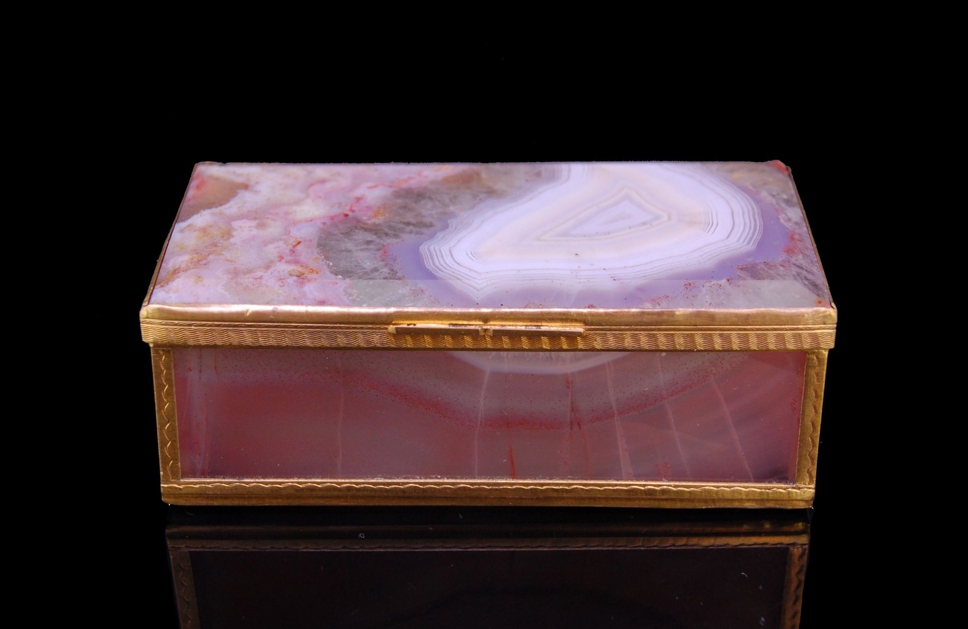 ANTIQUE AGATE AND GOLD SNUFFBOX