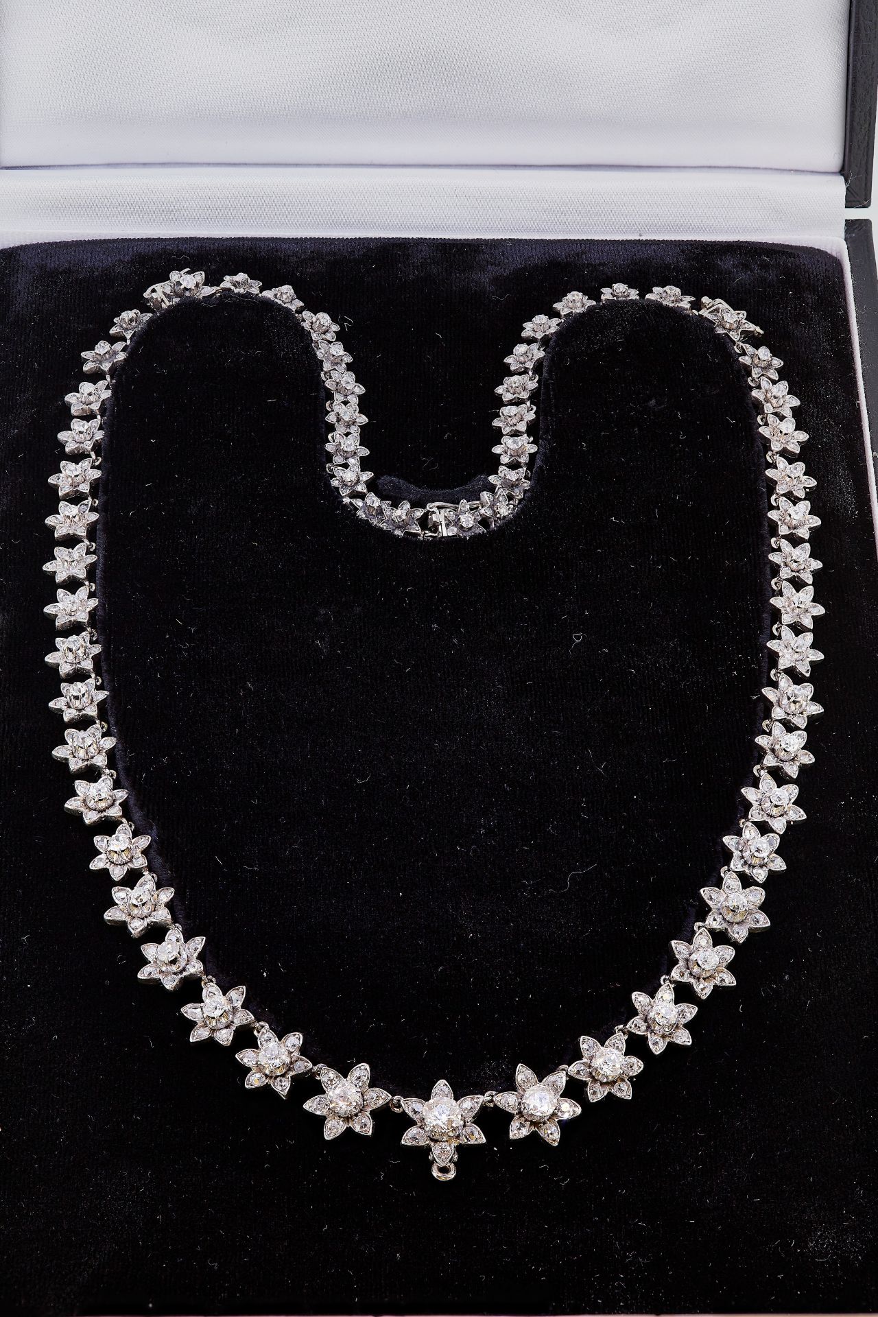 IMPORTANT ANTIQUE DIAMOND NECKLACE - Image 2 of 2