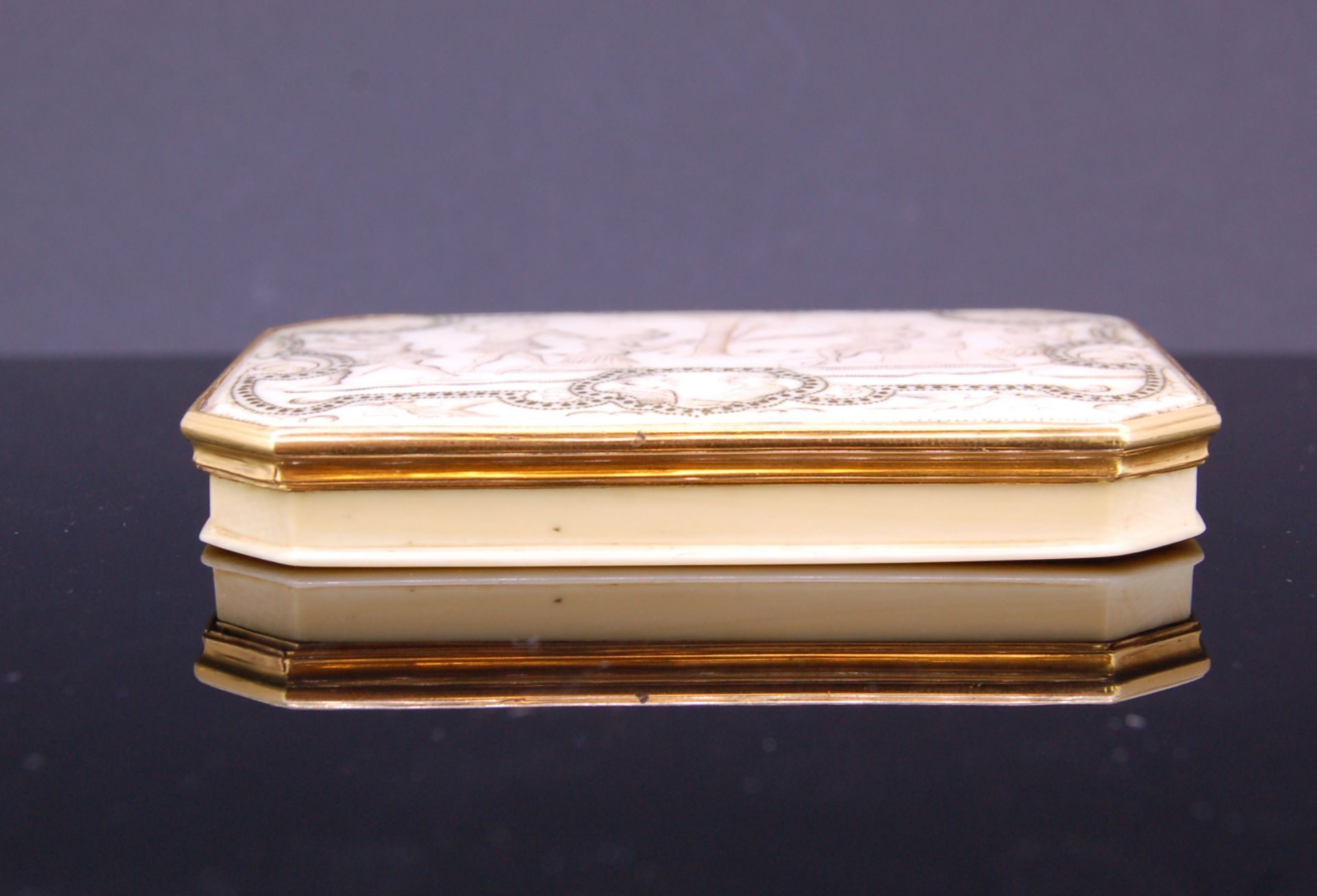 18th CENTURY RECTANGULAR SNUFFBOX WITH GOLD MOUNT - Image 2 of 3