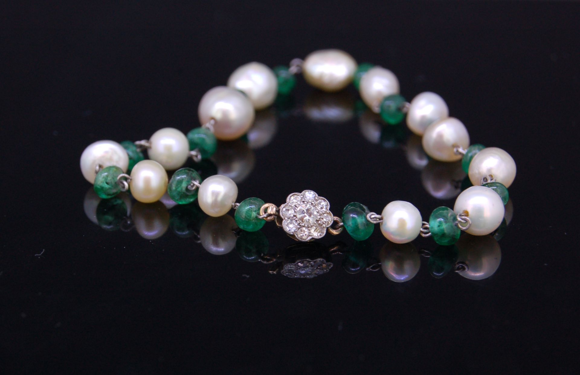 NATURAL PEARL AND EMERALD BRACELET - Image 2 of 4