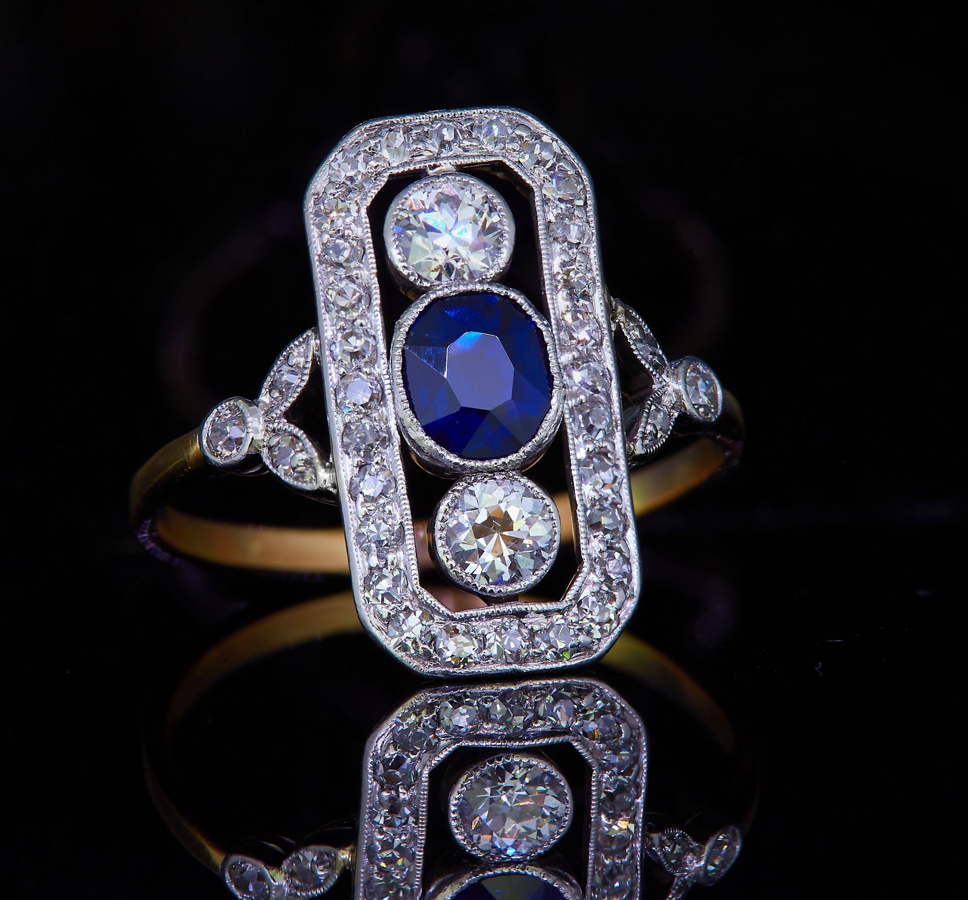 SAPPHIRE AND DIAMOND RING