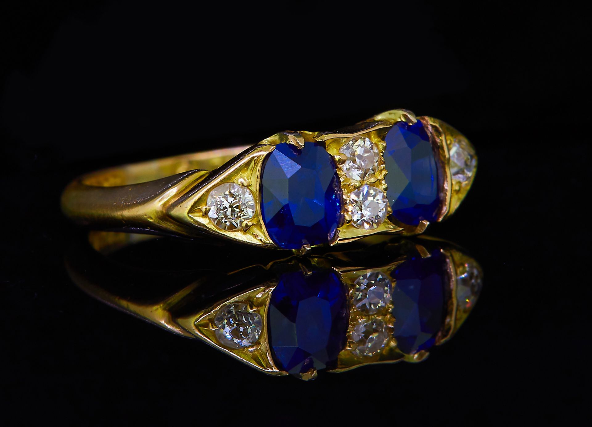 SAPPHIRE AND DIAMOND RING