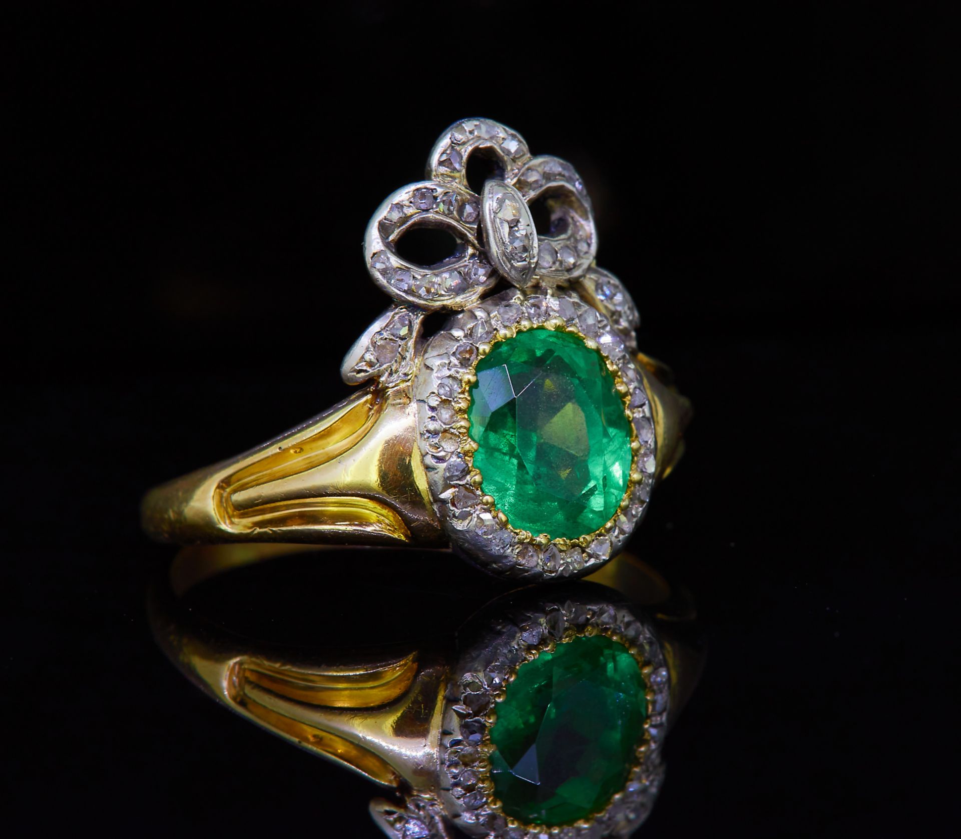 ANTIQUE EMERALD AND DIAMOND CLUSTER RING