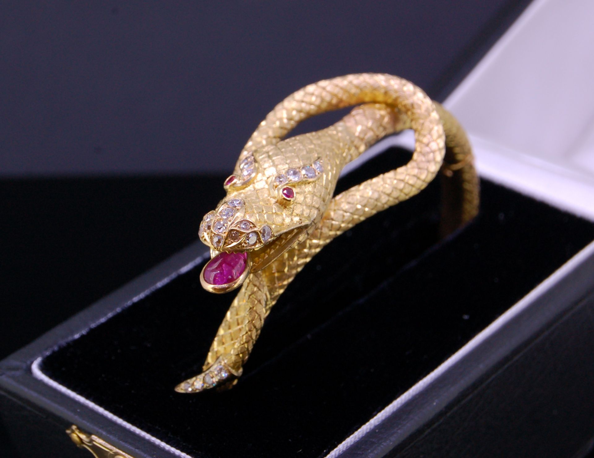 A 19th CENTURY CHINESE HIGH CARAT GOLD DRAGON BANGLE