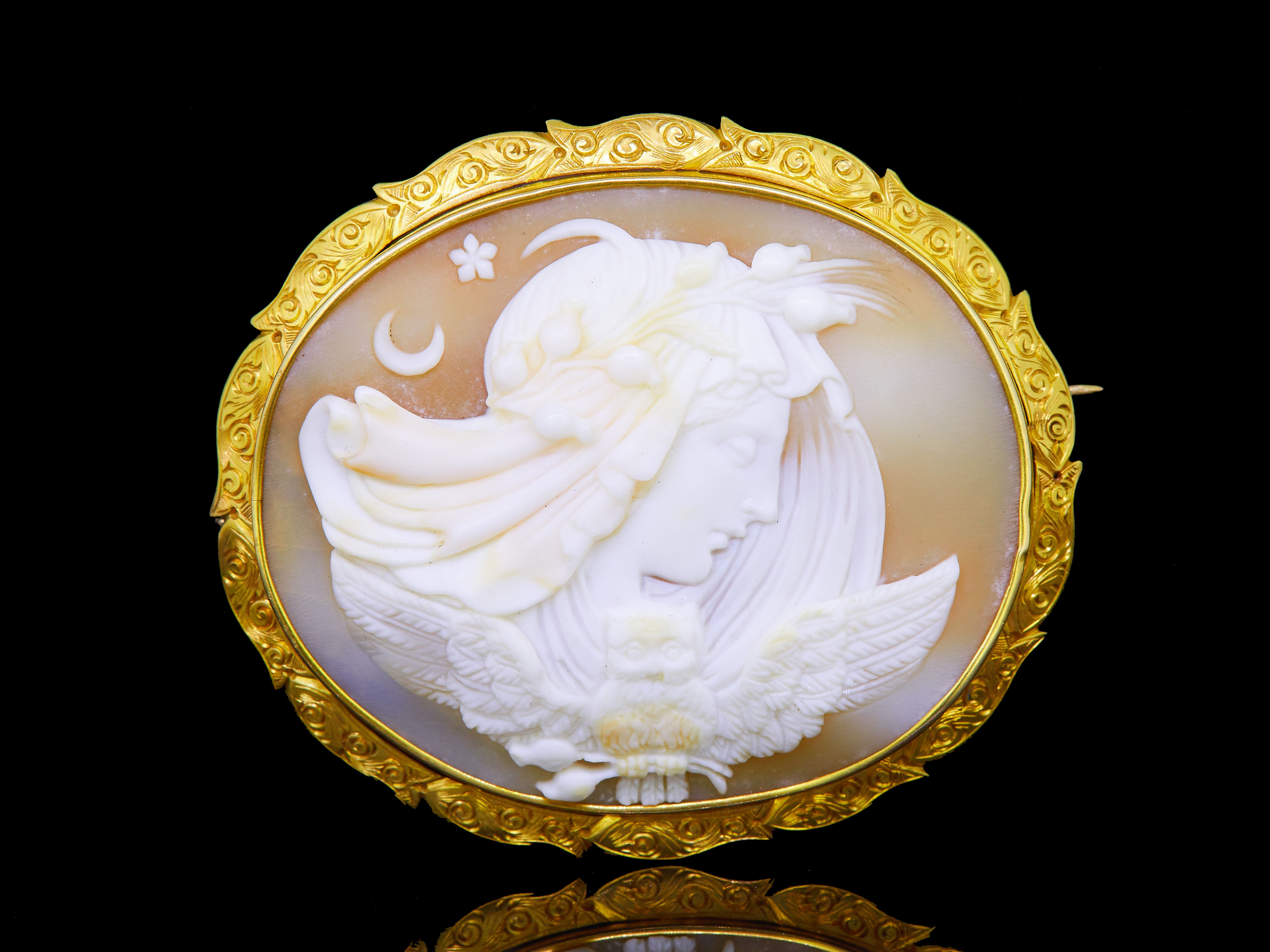 ANTIQUE VICTORIAN SHELL CAMEO BROOCH